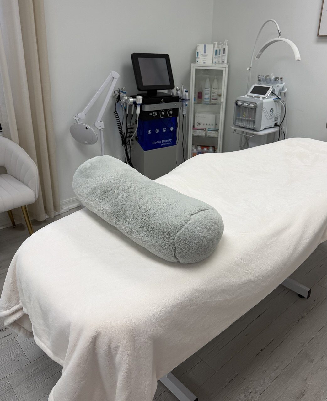 Treatment bed with a bolster, equipment along the wall